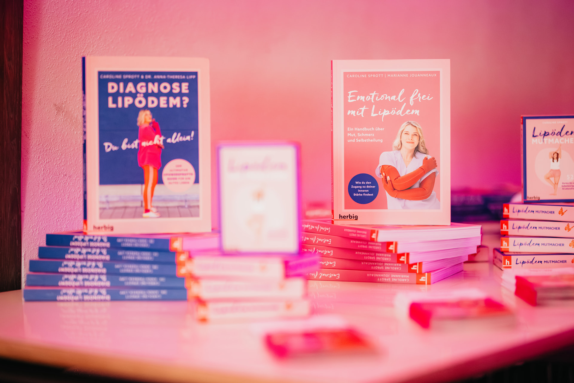 Carolines Bücher Diagnose Lipödem und Emotional frei mit Lipödem sowie das Lipödem-Mutmacher-Kartenset