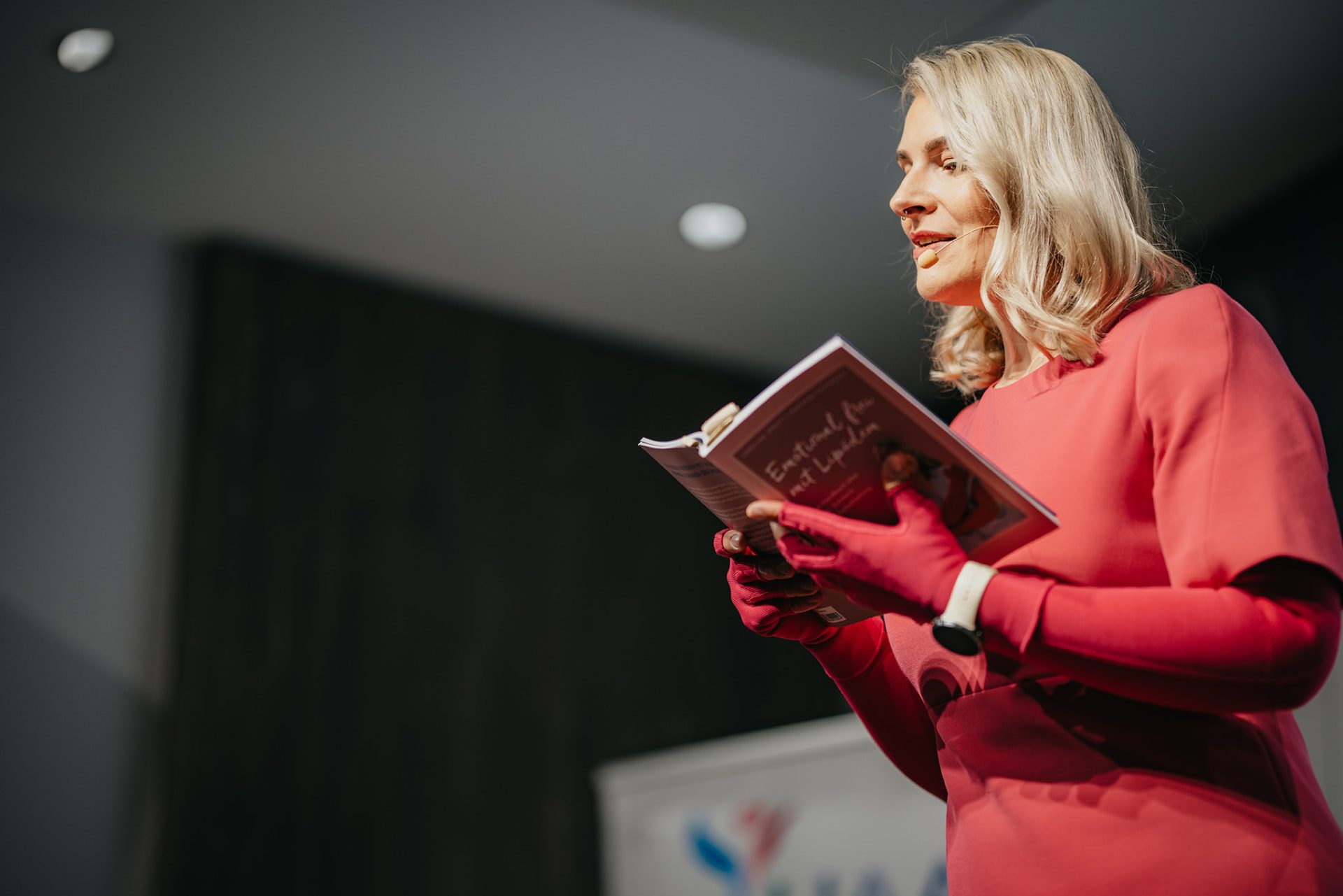 Caroline Sprott liest auf der Bühne aus ihrem Buch